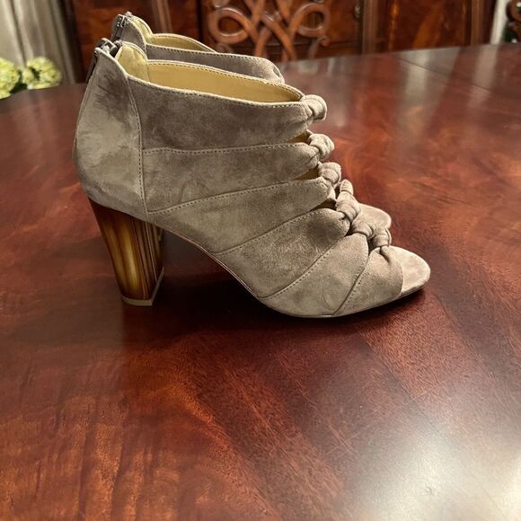 NWOB Vaneli Taupe Suede Open Toe Heels Bootie Cut Out Knot Detailing Size 7 M - Picture 4 of 7